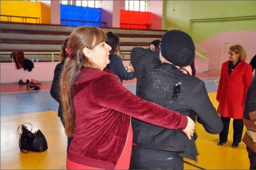 Kadınlar Şiddete Karşı Kendilerini Savunmayı &Ouml;ğreniyor