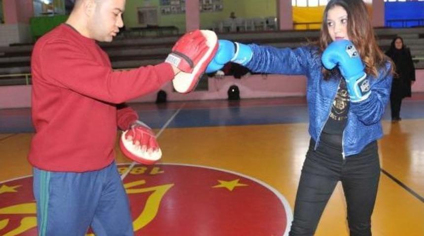 Sivaslı Kadınlara Kick Boks Kursu