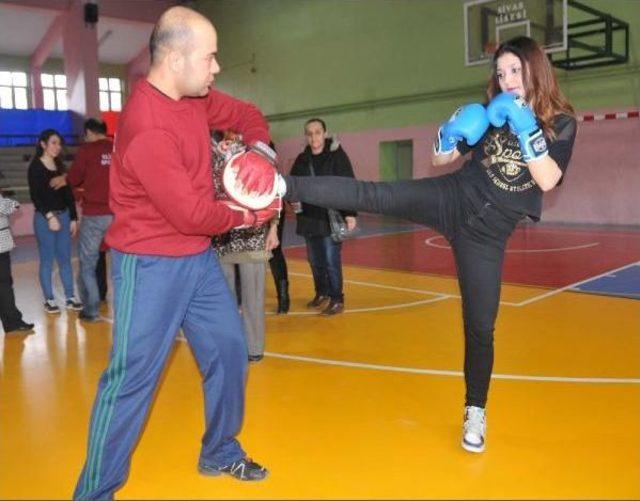 Sivaslı Kadınlara Kick Boks Kursu