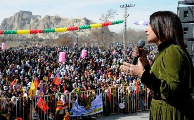 Van'da Kadınlar Günü Kutlamasında Özgecan Unutulmadı