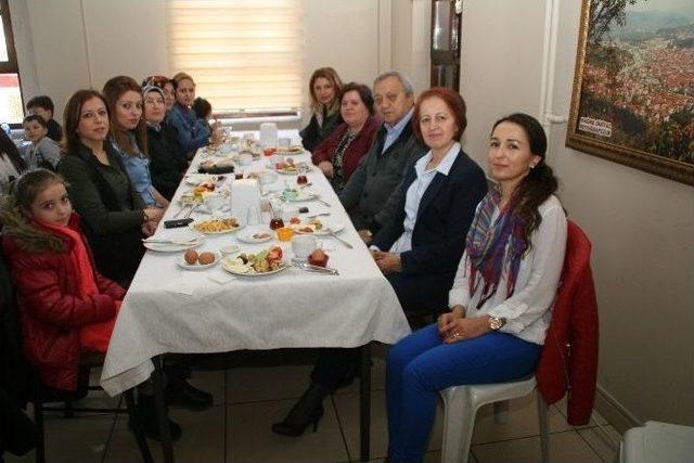 Devrek Gazi Ortaokulu Okul Aile Birligi’nden Dayanışma Kahvaltısı 1