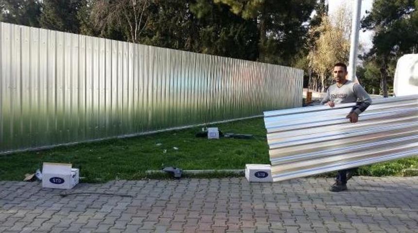 Ege &Uuml;niversitesi'nde Eylem Alanına Sac Bariyer