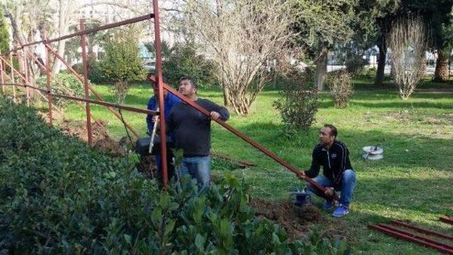 Ege Üniversitesi'nde Eylem Alanına Sac Bariyer