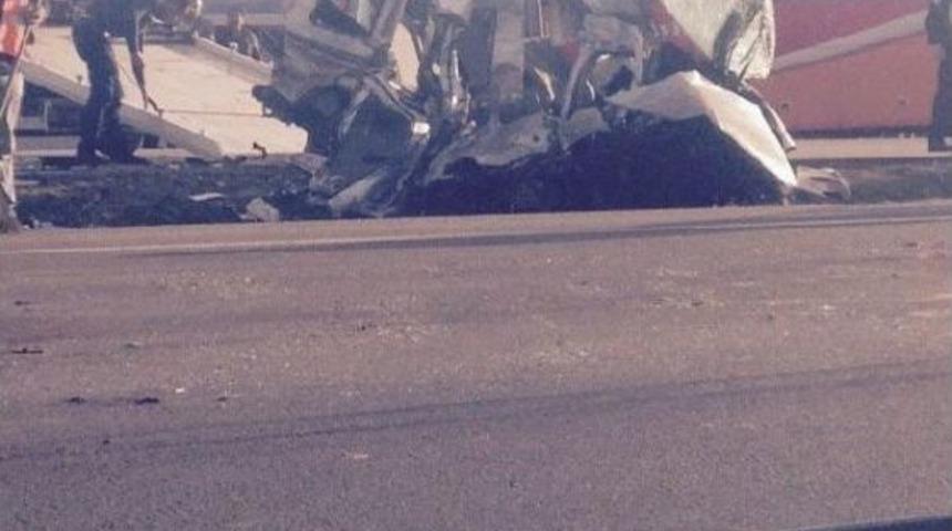 Lastiği Patlayan Otomobil Tır Ve Kamyona &Ccedil;arptı: 5 &Ouml;l&uuml;