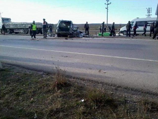 Lastiği Patlayan Otomobil Tır Ve Kamyona Çarptı: 5 Ölü 1