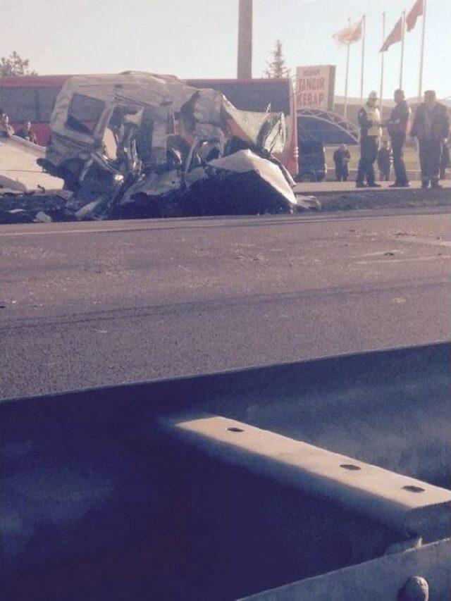 Lastiği Patlayan Otomobil Tır Ve Kamyona Çarptı: 5 Ölü 2