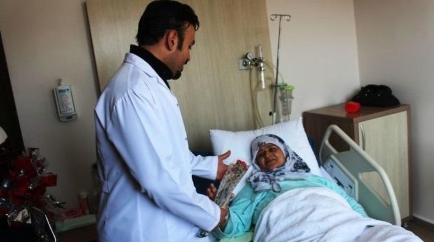 &Ouml;zel Lokman Hekim Van Hastanesi&rsquo;nden Hasta Kadın Ve Kadın Personellerine G&uuml;l Dağıttı