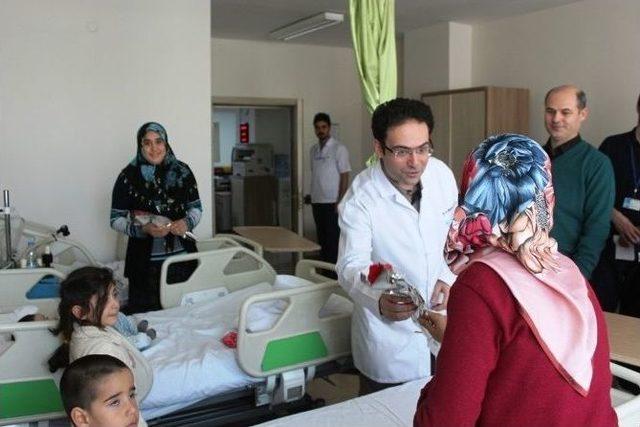 &Ouml;zel Lokman Hekim Van Hastanesi&rsquo;nden Hasta Kadın Ve Kadın Personellerine G&uuml;l Dağıttı 1