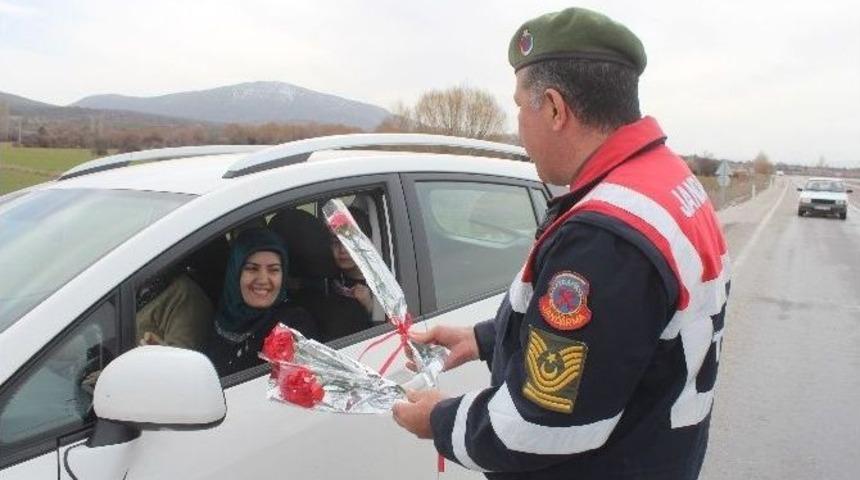 Jandarma&rsquo;dan Kadın S&uuml;r&uuml;c&uuml;lere &Ccedil;i&ccedil;ekli S&uuml;rpriz