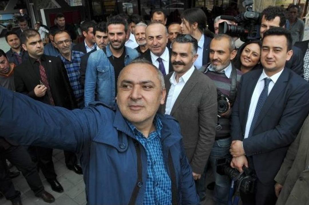 Bakan &Ccedil;avuşoğlu&rsquo;na Huzurevinde S&uuml;rpriz