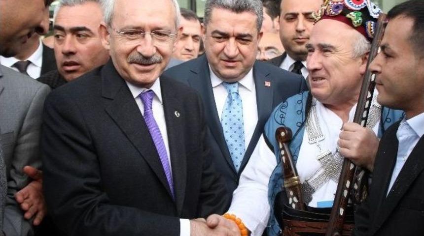 Kılı&ccedil;daroğlu, &Uuml;niversiteli Kız &Ouml;ğrencilere Destek İ&ccedil;in İzmir&rsquo;de