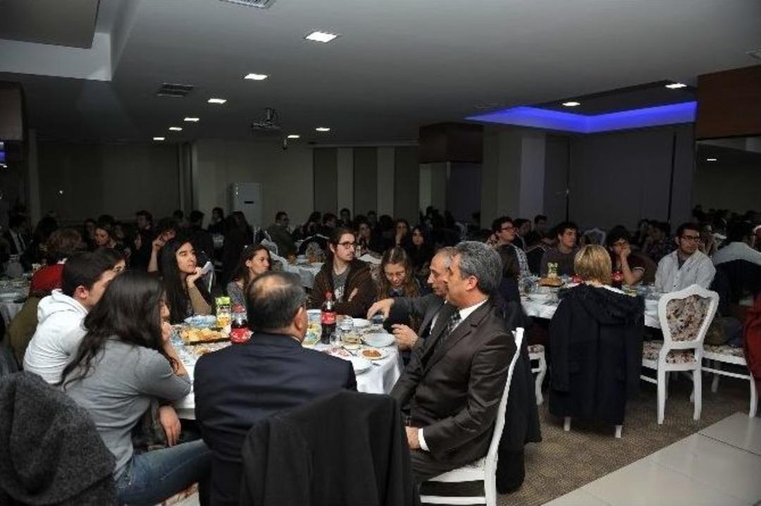 Y&uuml;ksek&ouml;ğretime Ge&ccedil;iş Sınavı&rsquo;na Girecek &Ouml;ğrencilere Moral Yemeği Verildi