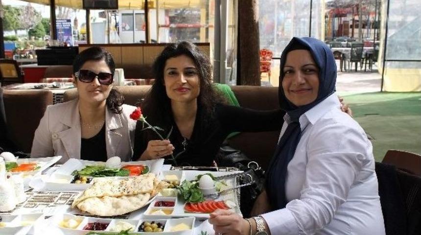 Ak Partili Kurtaran&rsquo;a &Ouml;zel 8 Mart Kahvaltısı