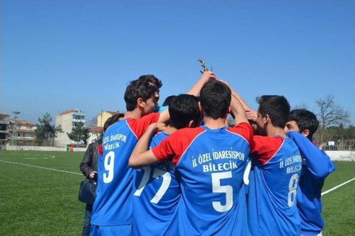 Lig Şampiyonu Şampiyonluk Kupasını Kaldırdı