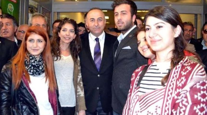 Bakan &Ccedil;avuşoğlu Kadınlarla Pasta Kesti (2)