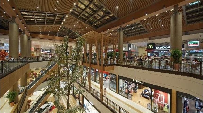 Kışı Ka&ccedil;ıranlar Da Baharı Yakalayanlar Da Piazza&rsquo;da