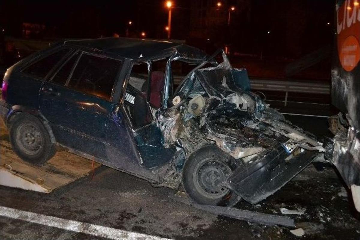 Otob&uuml;se &Ccedil;arpan Otomobilde Ehliyetsiz S&uuml;r&uuml;c&uuml; Ağır Yaralandı
