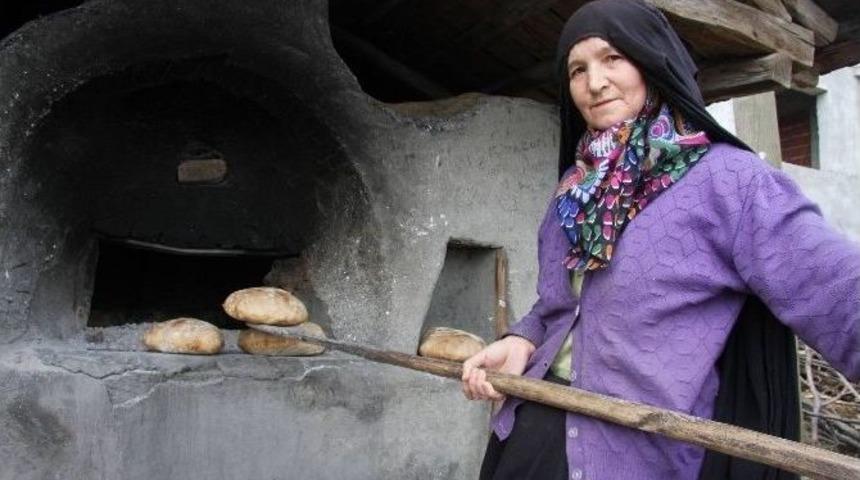 (&ouml;zel Haber) Bu K&ouml;y&uuml;n Kadınları Ekmekten Para Kazanıyor