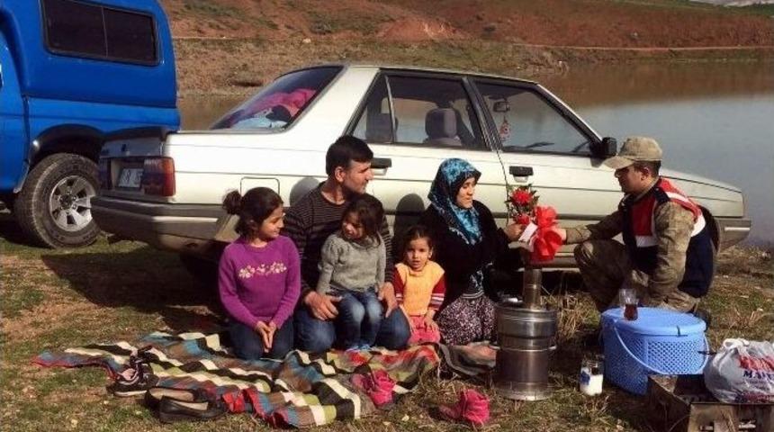 Jandarma Kadınlar G&uuml;n&uuml;n&uuml; &Ccedil;i&ccedil;eklerle Kutladı