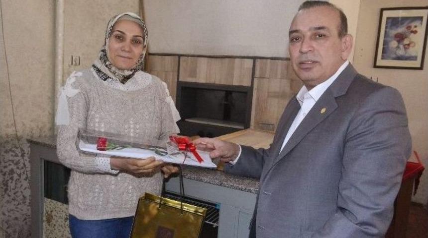 Kadın Esnafa &Ccedil;i&ccedil;ekli Kutlama