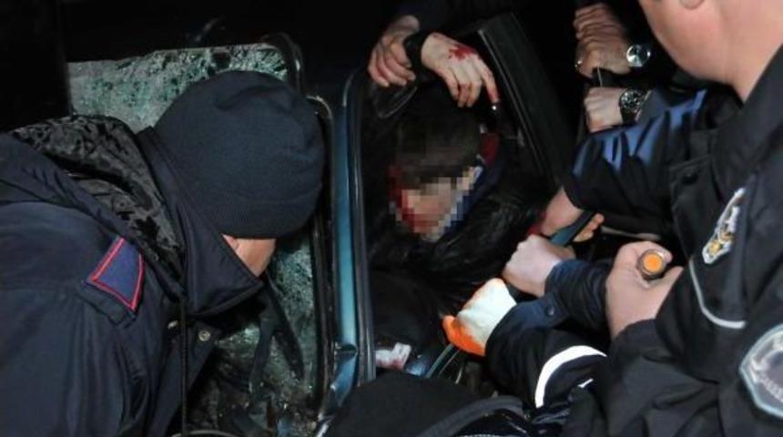 Otob&uuml;se &Ccedil;arpan Otomobilin Ehliyetsiz S&uuml;r&uuml;c&uuml;s&uuml; Ağır Yaralandı