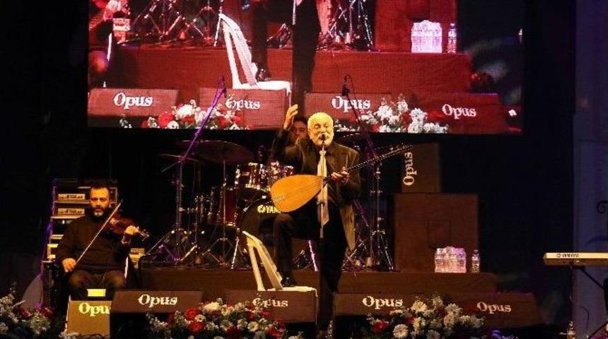 Onur Akın İzmir&rsquo;de Kadınlar İ&ccedil;in S&ouml;yledi