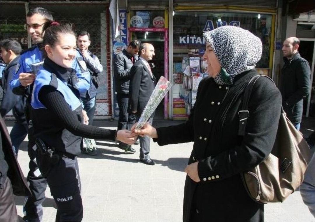 Diyarbakır&rsquo;da Polis 8 Mart&rsquo;ta Karanfil Ve Broş&uuml;r Dağıttı
