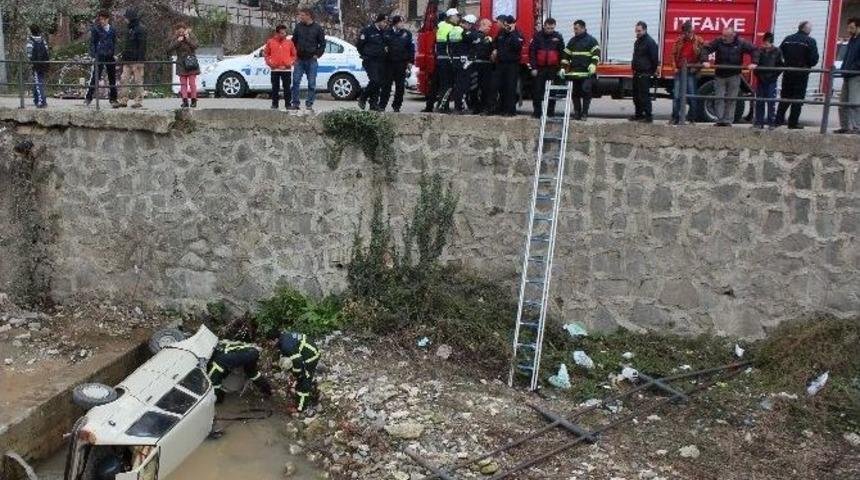 Otomobil Dereye Yuvarlandı: 1 Yaralı