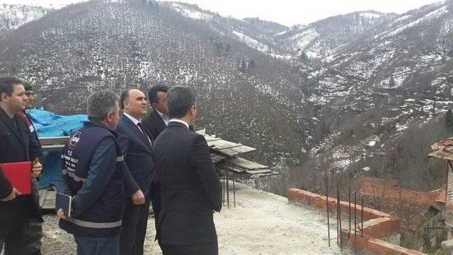 Vali G&uuml;naydın, Heyelan B&ouml;lgesinde İncelemelerde Bulundu 1