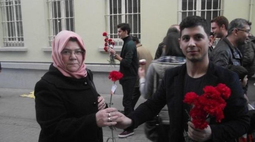 Ak Parti Tepebaşı Gen&ccedil;lik Kolları Karanfil Dağıttı