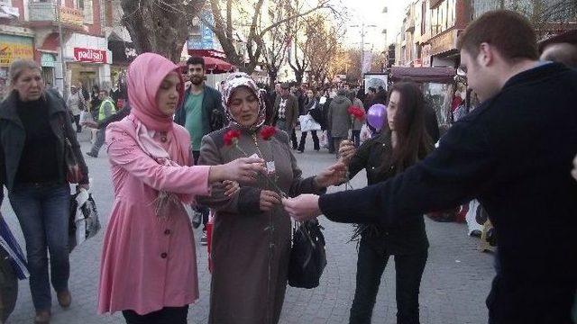 Ak Parti Tepebaşı Gen&ccedil;lik Kolları Karanfil Dağıttı 1