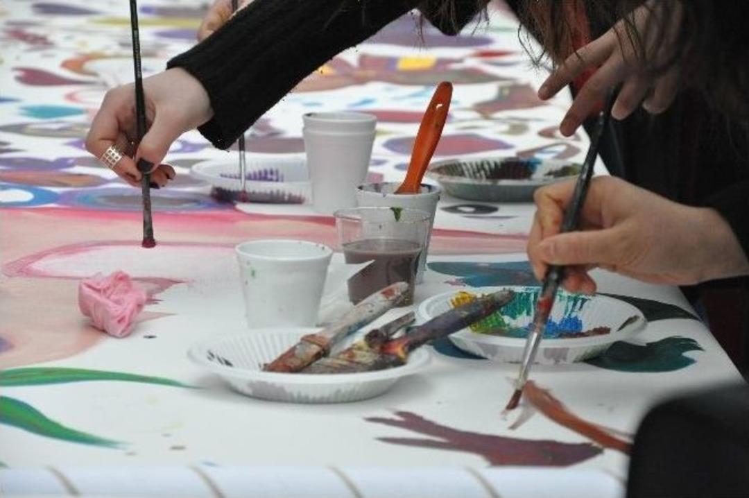 Kadınlar G&uuml;n&uuml;nde &Ouml;zgecan İ&ccedil;in Resim &Ccedil;izdiler