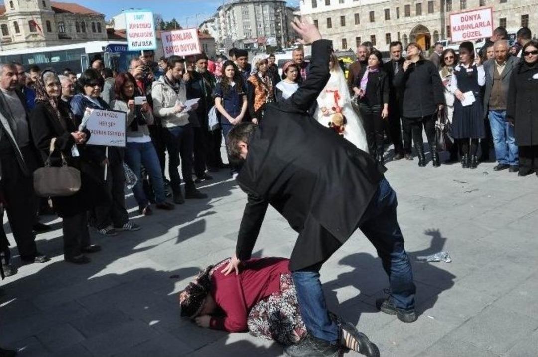 Kadına Y&ouml;nelik Şiddete Tabutlu, Tiyatrolu Tepki