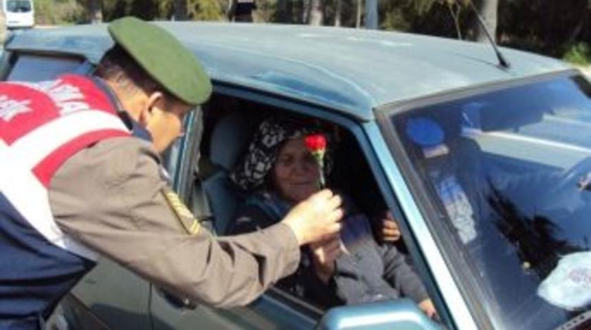 Jandarma&rsquo;dan Kadınlara &Ccedil;i&ccedil;ek