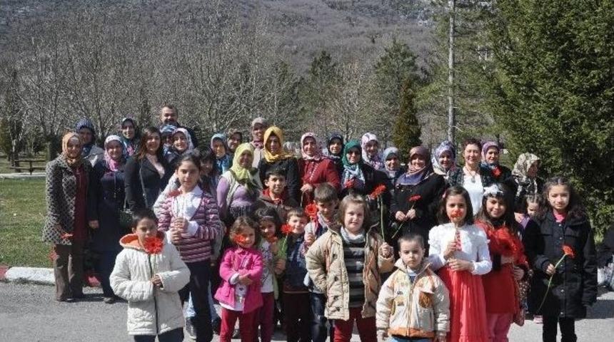 Bayan Muhtarından Kadın Se&ccedil;menlerine Jest