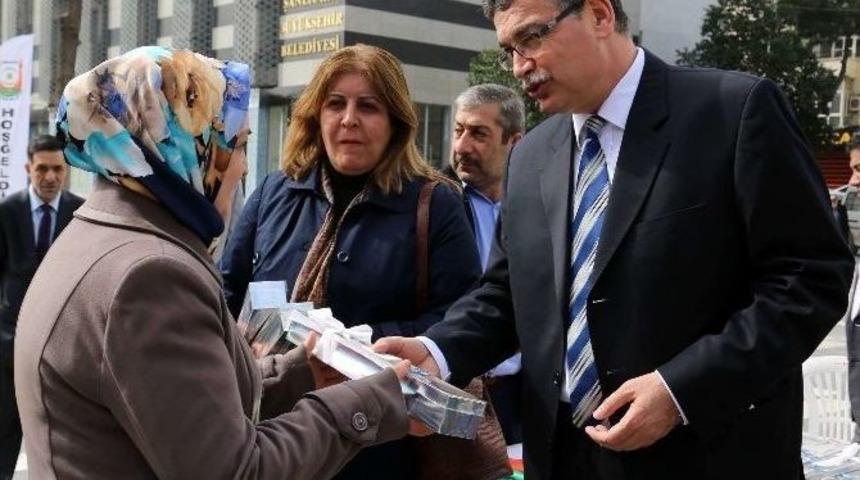 Başkan G&uuml;ven&ccedil;&rsquo;in Eşi Kadınlara &Ccedil;i&ccedil;ek Dağıttı