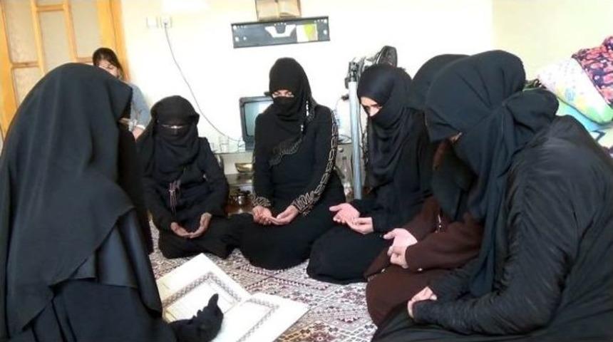 Aynı Evde Yaşayan 9 Suriyeli Kadın, &Uuml;lkelerine D&ouml;nebilmek İ&ccedil;in Dua Ediyor