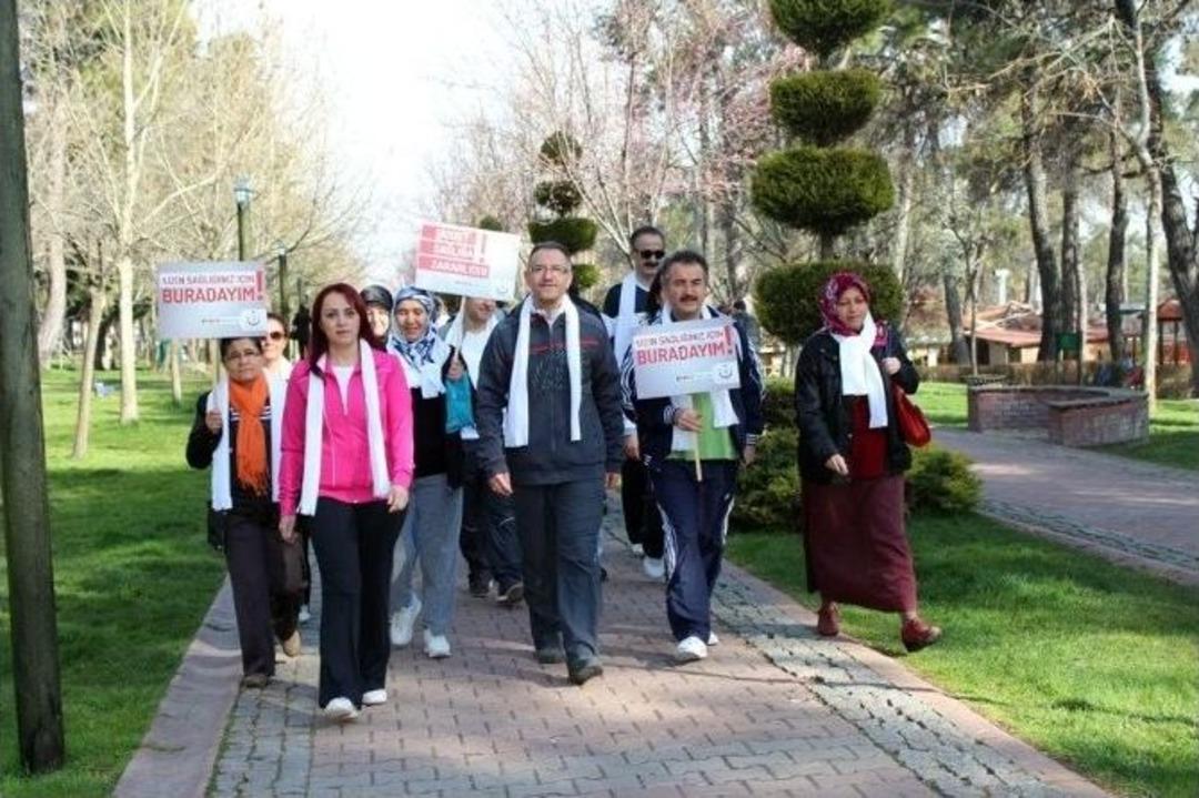 Sağlık&ccedil;ılar &lsquo;kadına Şiddete Hayır&rsquo; Diyerek Y&uuml;r&uuml;d&uuml;