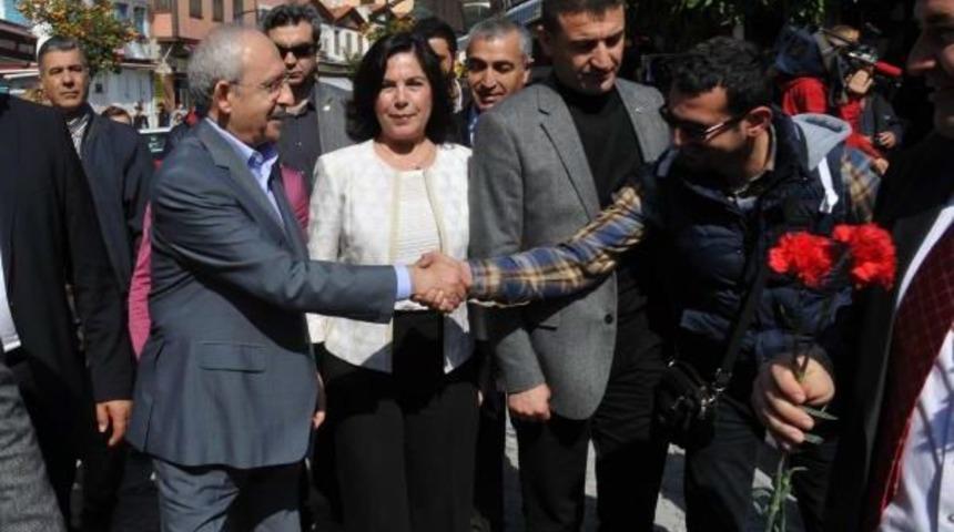 Kılı&ccedil;daroğlu, &Ccedil;eşme &Ccedil;arşısında Kadınlara Karanfil Verdi