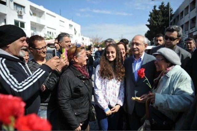 Kılıçdaroğlu, Çeşme Çarşısında Kadınlara Karanfil Verdi