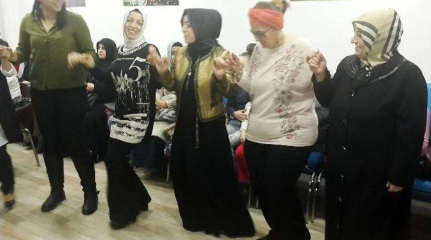 Kadınlar, 8 Mart&rsquo;ı Horon Teperek Kutladı