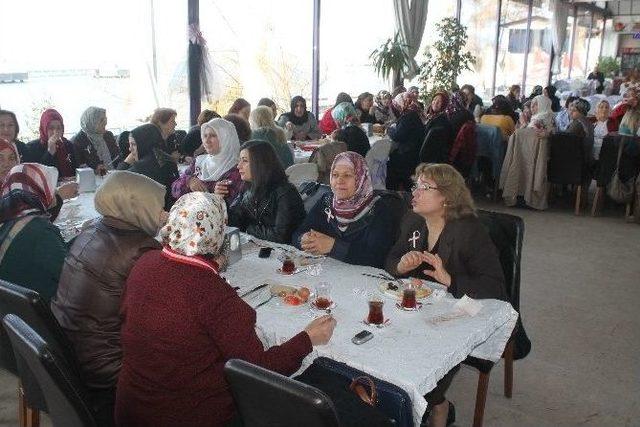 Ak Partili Kadınlar Kahvaltıda Bir Araya Geldi