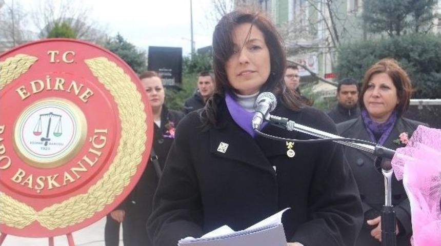 Kadınlar T&ouml;rende Bir Araya Geldi