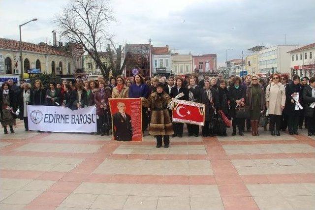 Kadınlar Törende Bir Araya Geldi