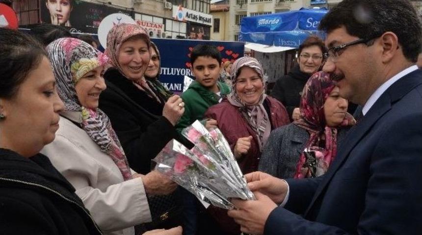 Başkan &Ccedil;elik Kadınlara Karanfil Hediye Etti