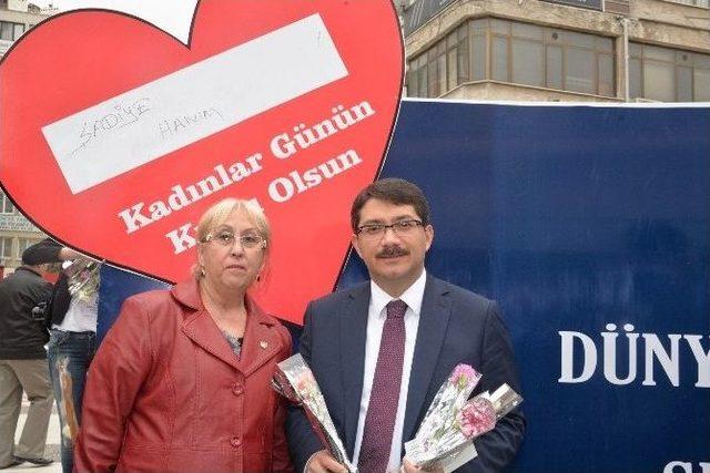 Başkan Çelik Kadınlara Karanfil Hediye Etti