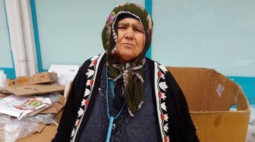 Yaşlı Kadının G&ouml;z Yaşartan &Ccedil;abası