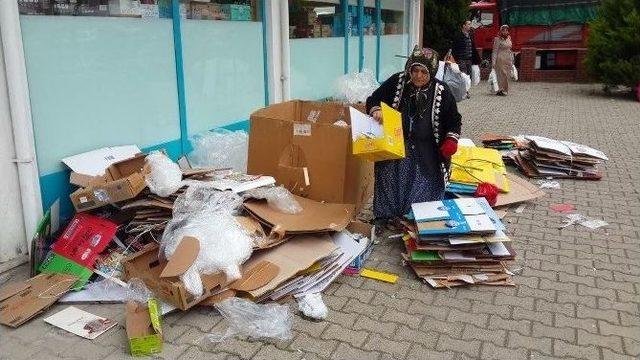 Yaşlı Kadının Göz Yaşartan Çabası