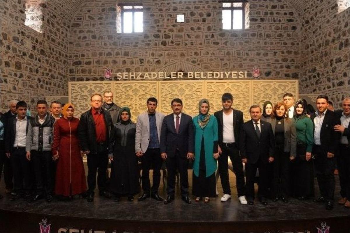 Manisa&rsquo;da 6 &Ccedil;ift Kadınlar G&uuml;n&uuml;&rsquo;nde D&uuml;nya Evine Girdi