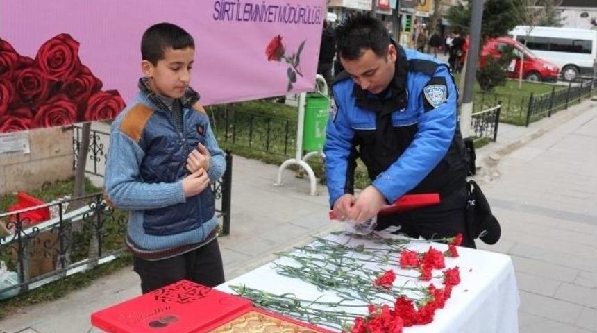 Polisten Kadınlar G&uuml;n&uuml;nde K&uuml;rt&ccedil;e Mesaj